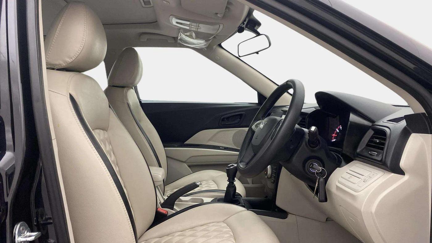 2023 Mahindra XUV300 W4 1.2 PETROL, Petrol, Manual, 10,614 km, Right Side Front Door Cabin