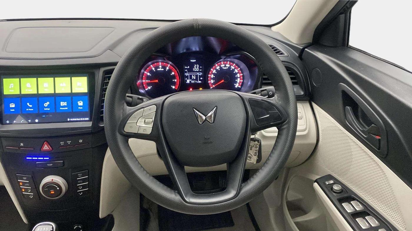 2023 Mahindra XUV300 W4 1.2 PETROL, Petrol, Manual, 10,614 km, Steering Wheel Close Up