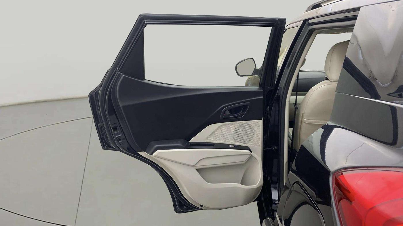 2023 Mahindra XUV300 W4 1.2 PETROL, Petrol, Manual, 10,614 km, LHS Rear Door