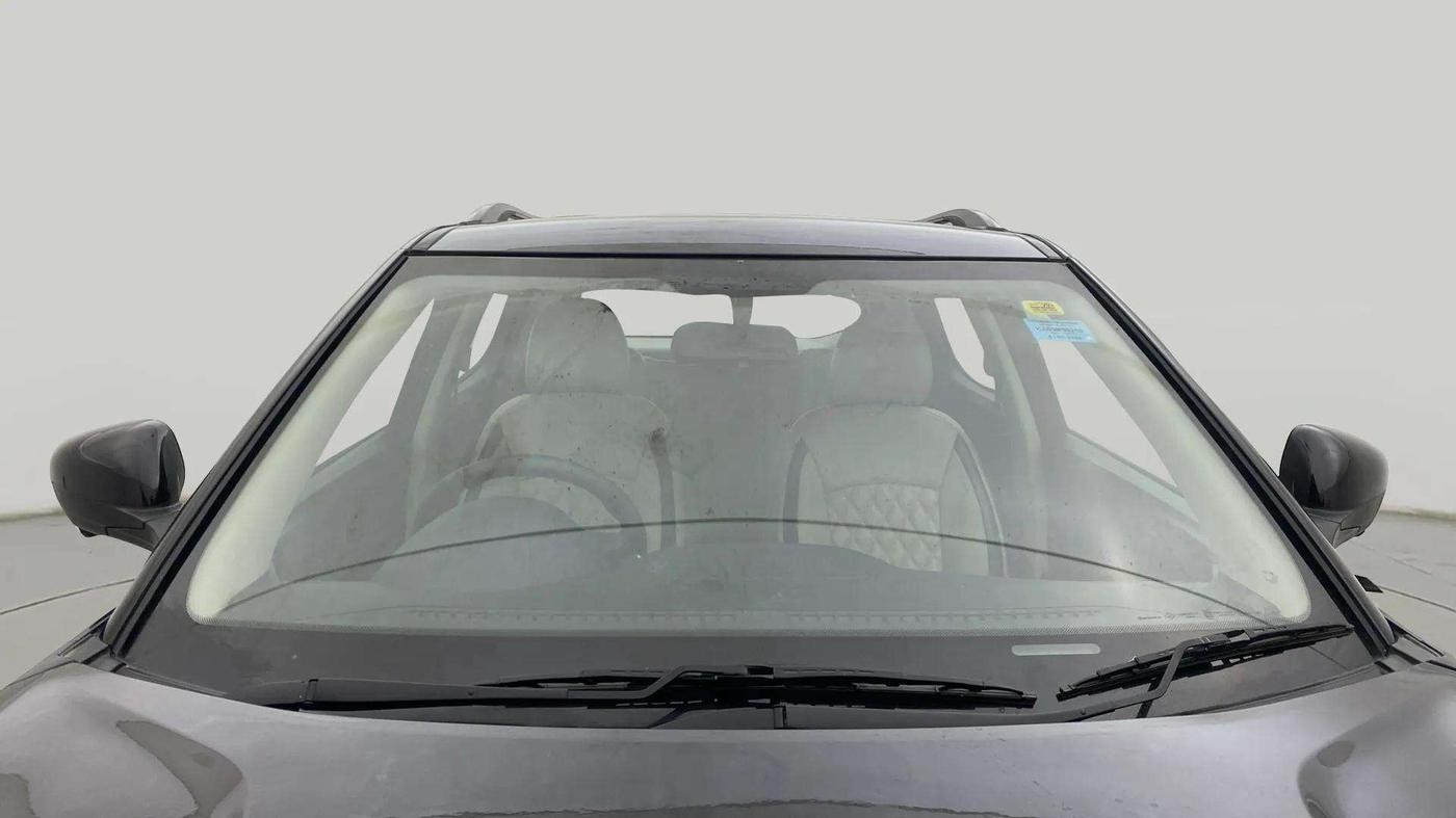 2023 Mahindra XUV300 W4 1.2 PETROL, Petrol, Manual, 10,614 km, Front Windshield