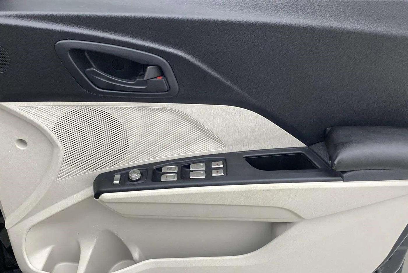 2023 Mahindra XUV300 W4 1.2 PETROL, Petrol, Manual, 10,614 km, Driver Side Door Panels Control