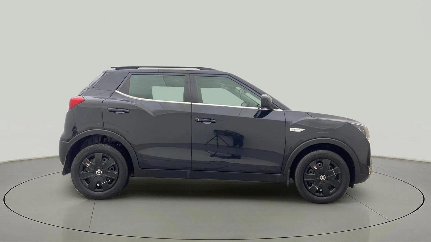 2023 Mahindra XUV300 W4 1.2 PETROL, Petrol, Manual, 10,614 km, Right Side View