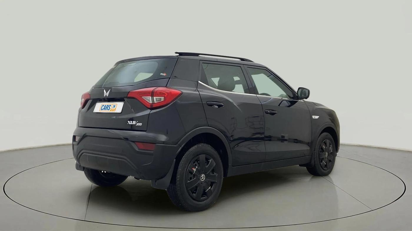 2023 Mahindra XUV300 W4 1.2 PETROL, Petrol, Manual, 10,614 km, Right Back Diagonal