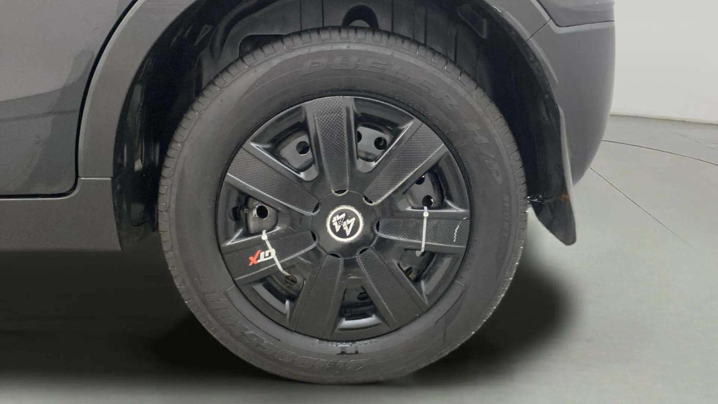 2023 Mahindra XUV300 W4 1.2 PETROL, Petrol, Manual, 10,614 km, Left Rear Wheel
