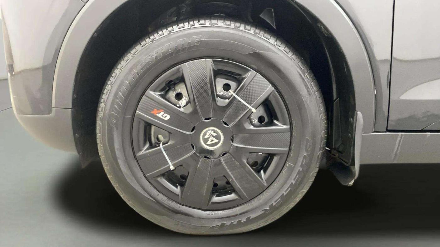 2023 Mahindra XUV300 W4 1.2 PETROL, Petrol, Manual, 10,614 km, Left Front Wheel
