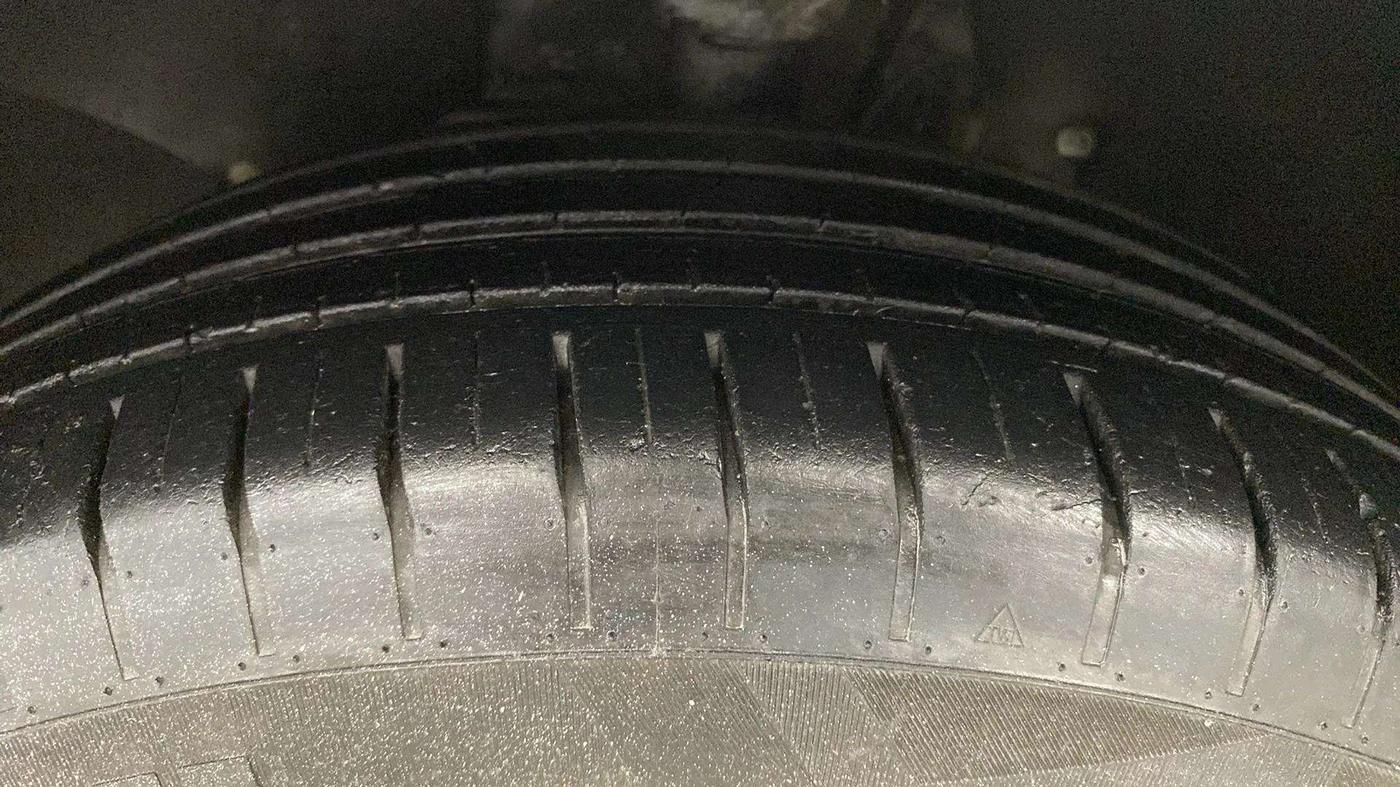 2018 Hyundai Elite i20 MAGNA EXECUTIVE 1.2, Petrol, Manual, 49,232 km, Left Front Tyre Tread