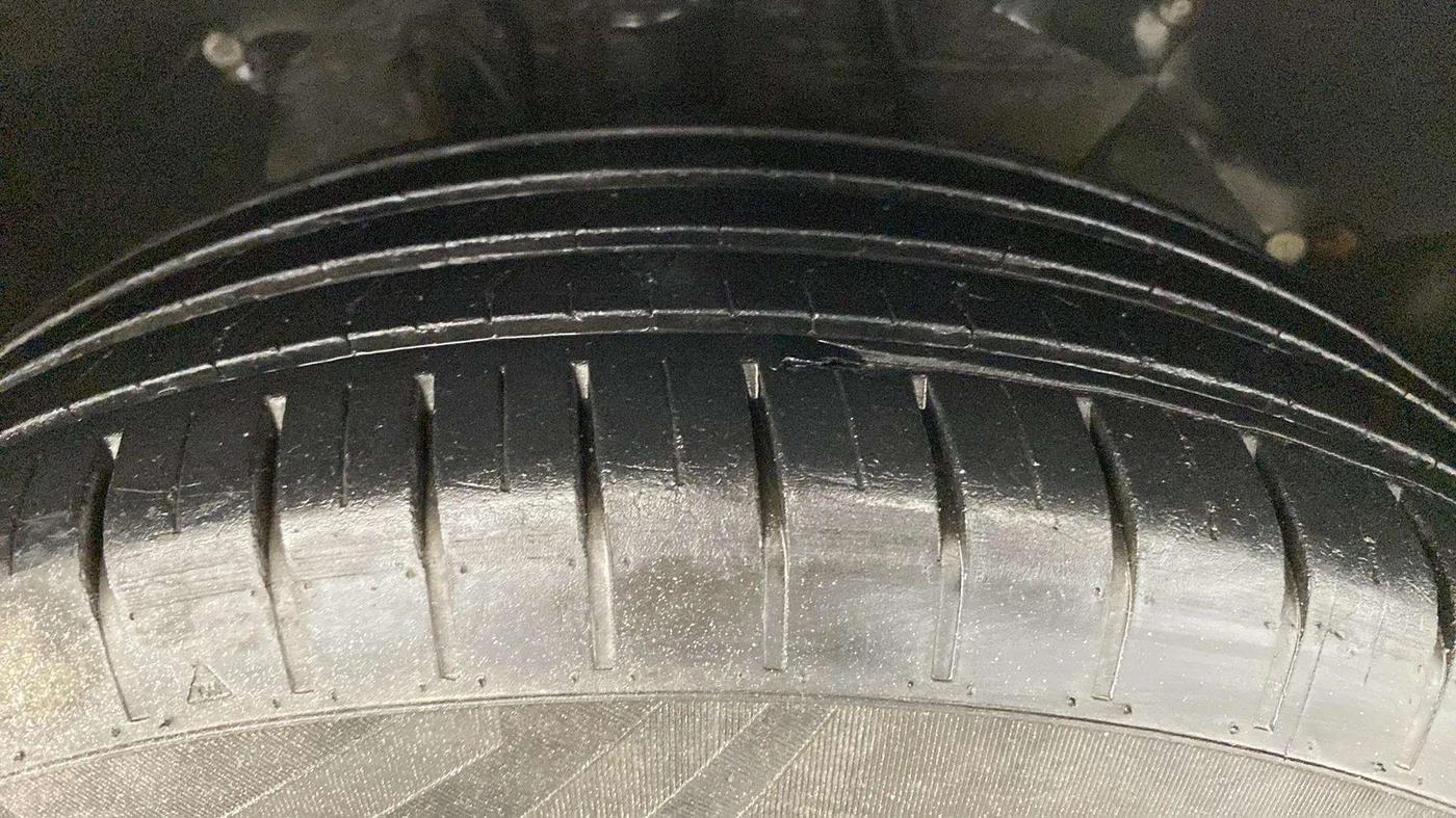 2018 Hyundai Elite i20 MAGNA EXECUTIVE 1.2, Petrol, Manual, 49,232 km, Right Front Tyre Tread