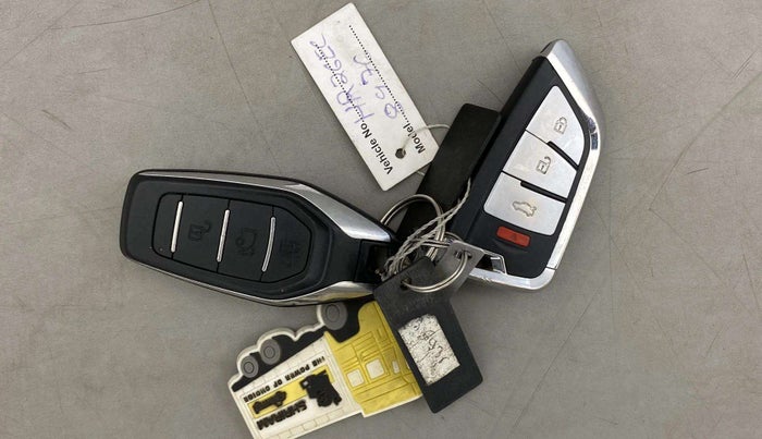 2019 Mahindra XUV500 W9 AT, Diesel, Automatic, 84,089 km, Key Close Up