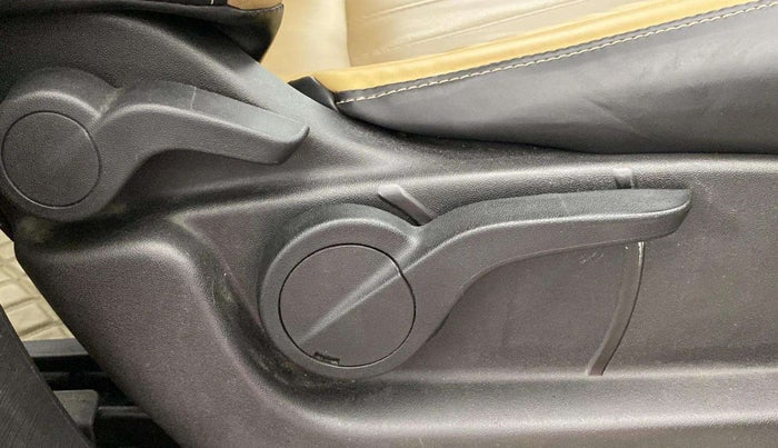 2019 Mahindra XUV500 W9 AT, Diesel, Automatic, 84,089 km, Driver Side Adjustment Panel