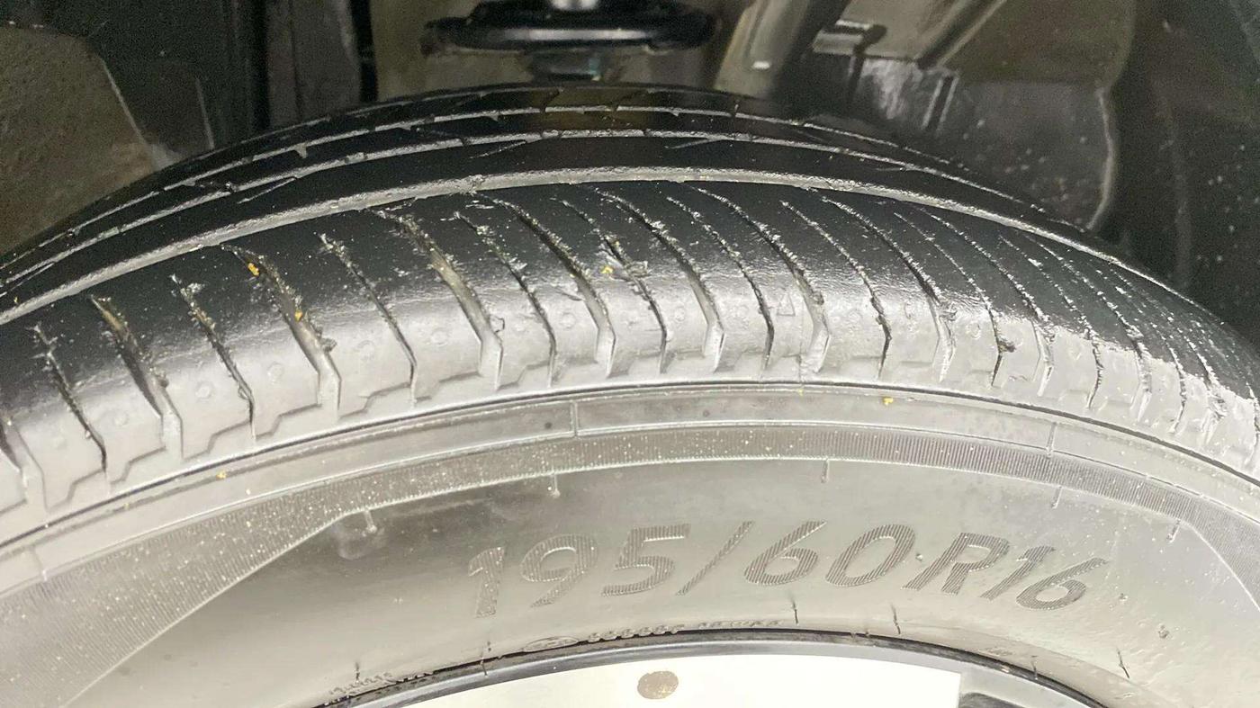2022 Nissan MAGNITE XV MT, Petrol, Manual, 25,108 km, Right Front Tyre Tread