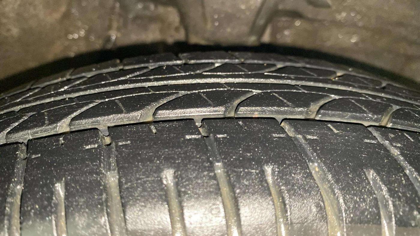 2013 Hyundai i10 MAGNA 1.2, Petrol, Manual, 42,658 km, Right Front Tyre Tread