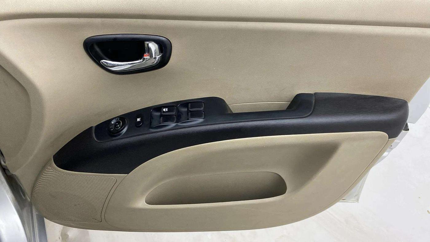 2013 Hyundai i10 MAGNA 1.2, Petrol, Manual, 42,658 km, Driver Side Door Panels Control