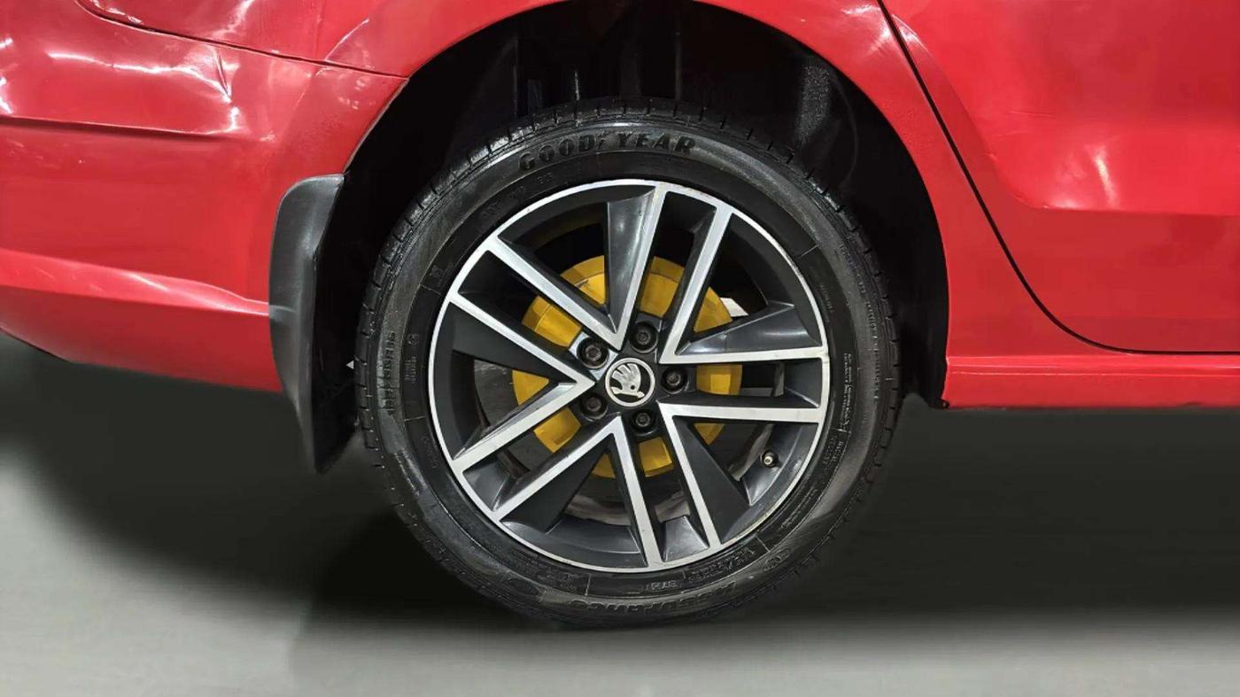 2018 Skoda Rapid STYLE 1.6 MPI AT, Petrol, Automatic, 71,766 km, Right Rear Wheel