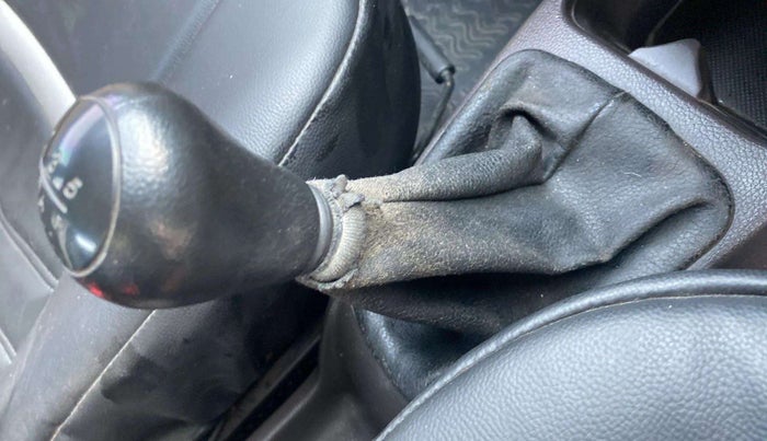 2015 Hyundai Eon MAGNA +, Petrol, Manual, 15,234 km, Gear lever - Boot cover slightly torn