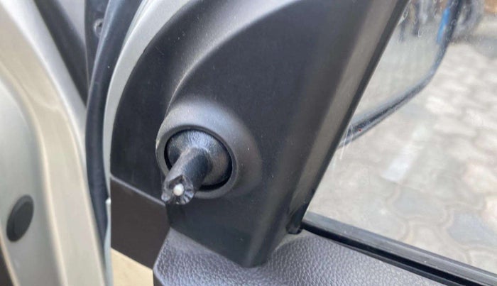 2015 Hyundai Eon MAGNA +, Petrol, Manual, 15,234 km, Right rear-view mirror - ORVM knob broken and not working