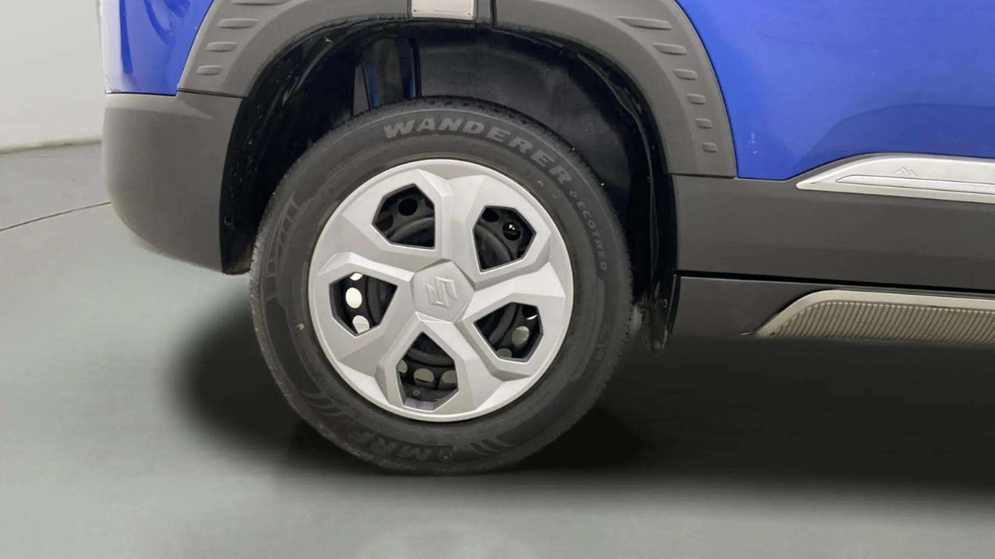 2023 Maruti BREZZA LXI SMART HYBRID, Petrol, Manual, 24,795 km, Right Rear Wheel