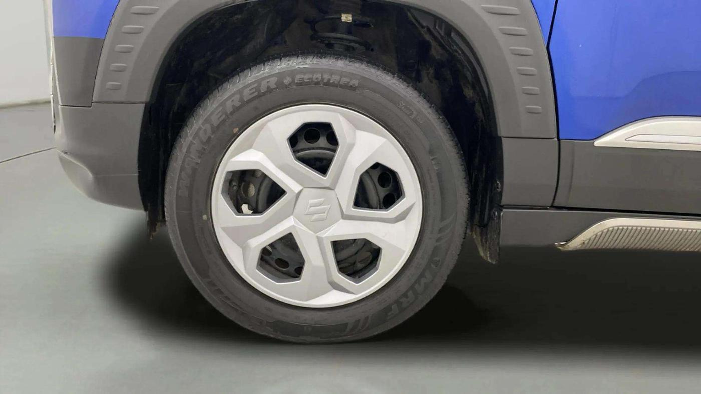 2023 Maruti BREZZA LXI SMART HYBRID, Petrol, Manual, 24,795 km, Left Front Wheel
