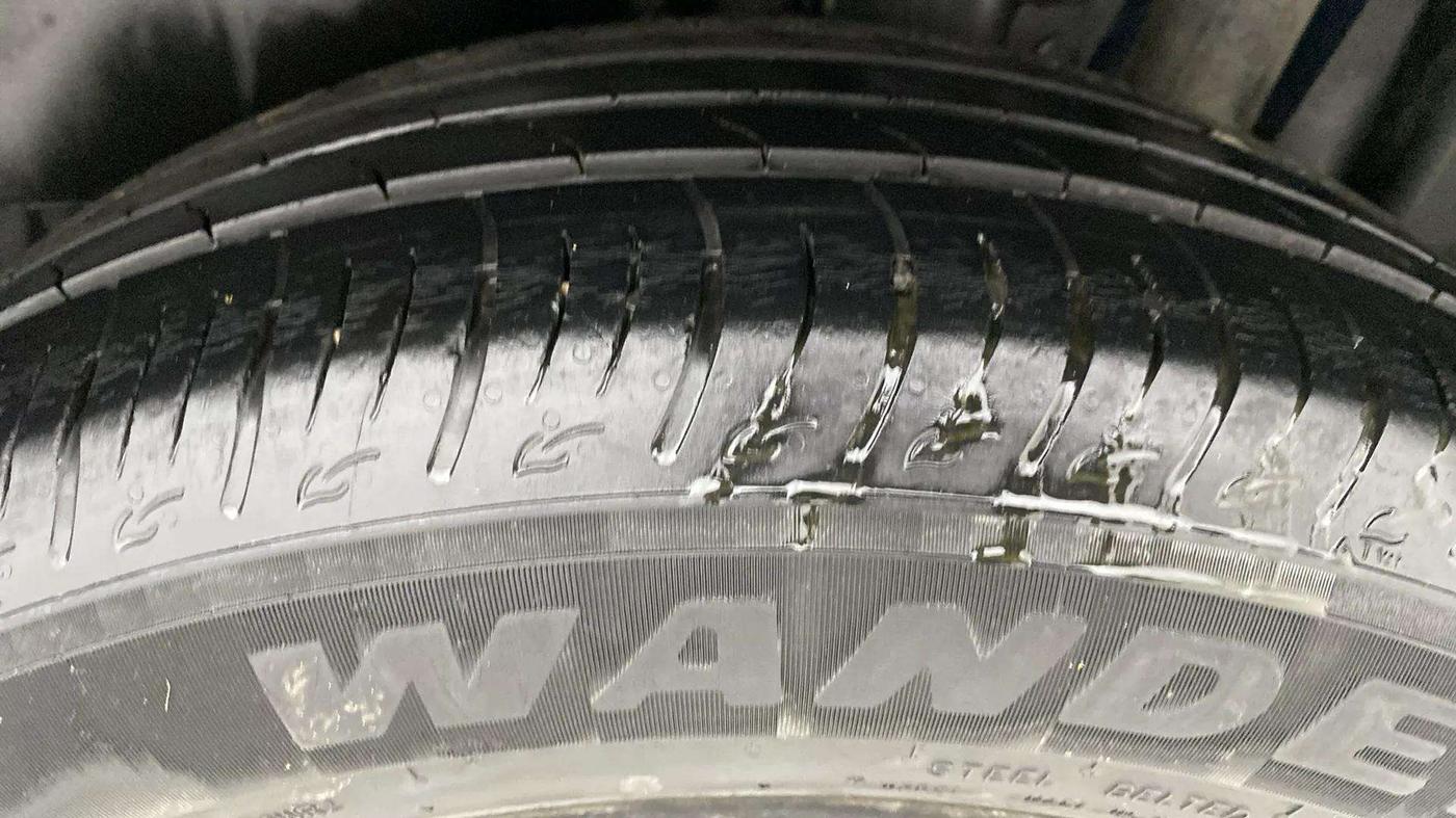 2023 Maruti BREZZA LXI SMART HYBRID, Petrol, Manual, 24,795 km, Left Rear Tyre Tread