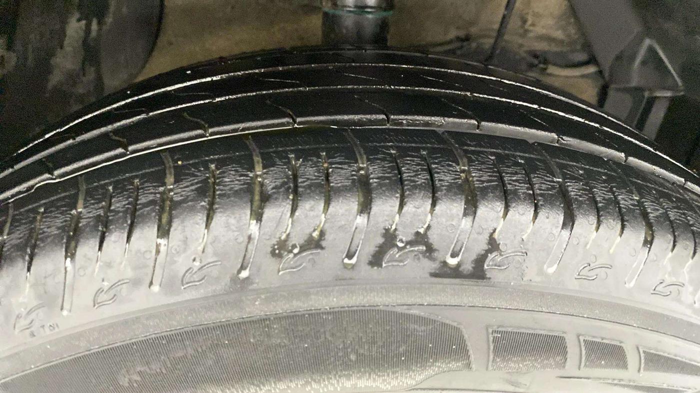 2023 Maruti BREZZA LXI SMART HYBRID, Petrol, Manual, 24,795 km, Right Front Tyre Tread