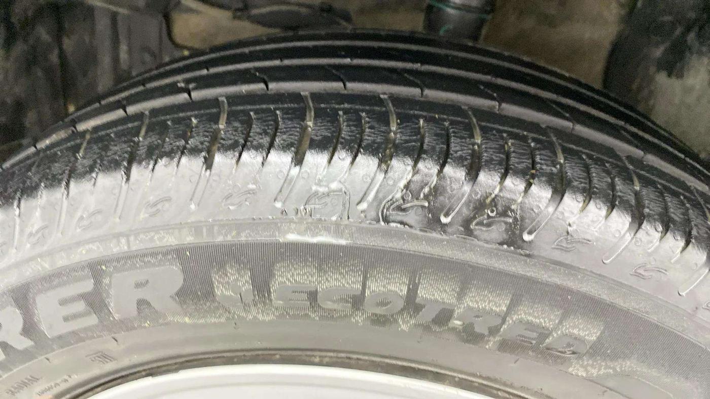 2023 Maruti BREZZA LXI SMART HYBRID, Petrol, Manual, 24,795 km, Left Front Tyre Tread