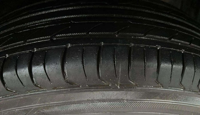 2015 Maruti Swift VXI, Petrol, Manual, 42,348 km, Right Front Tyre Tread