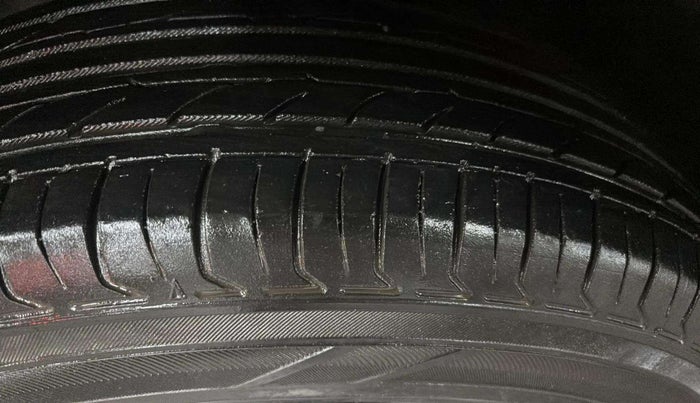 2015 Maruti Swift VXI, Petrol, Manual, 42,348 km, Left Front Tyre Tread