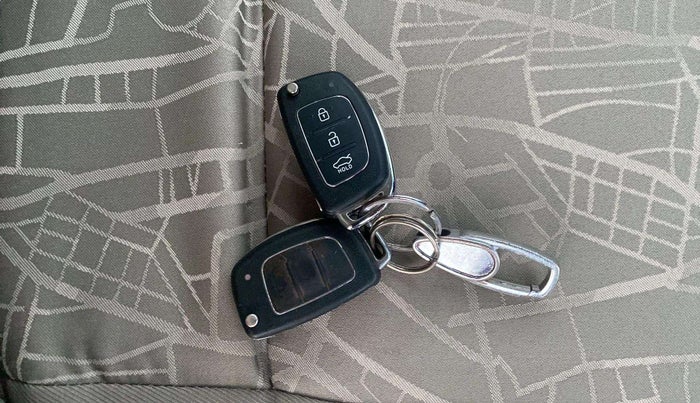 2015 Hyundai Xcent BASE 1.2, Petrol, Manual, 50,915 km, Key Close Up
