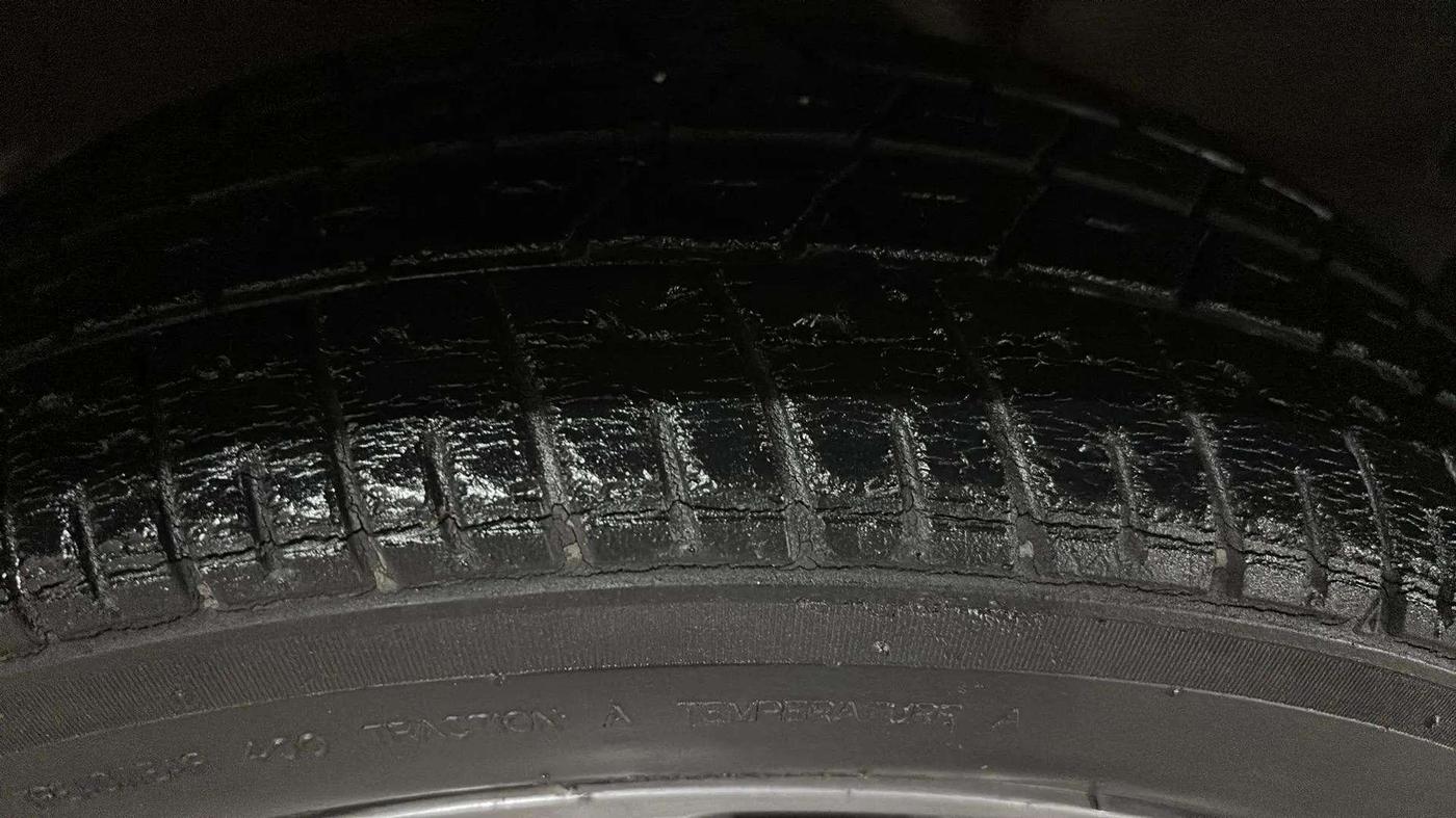 2017 Maruti Wagon R 1.0 VXI + (O) AMT, Petrol, Automatic, 21,205 km, Right Front Tyre Tread