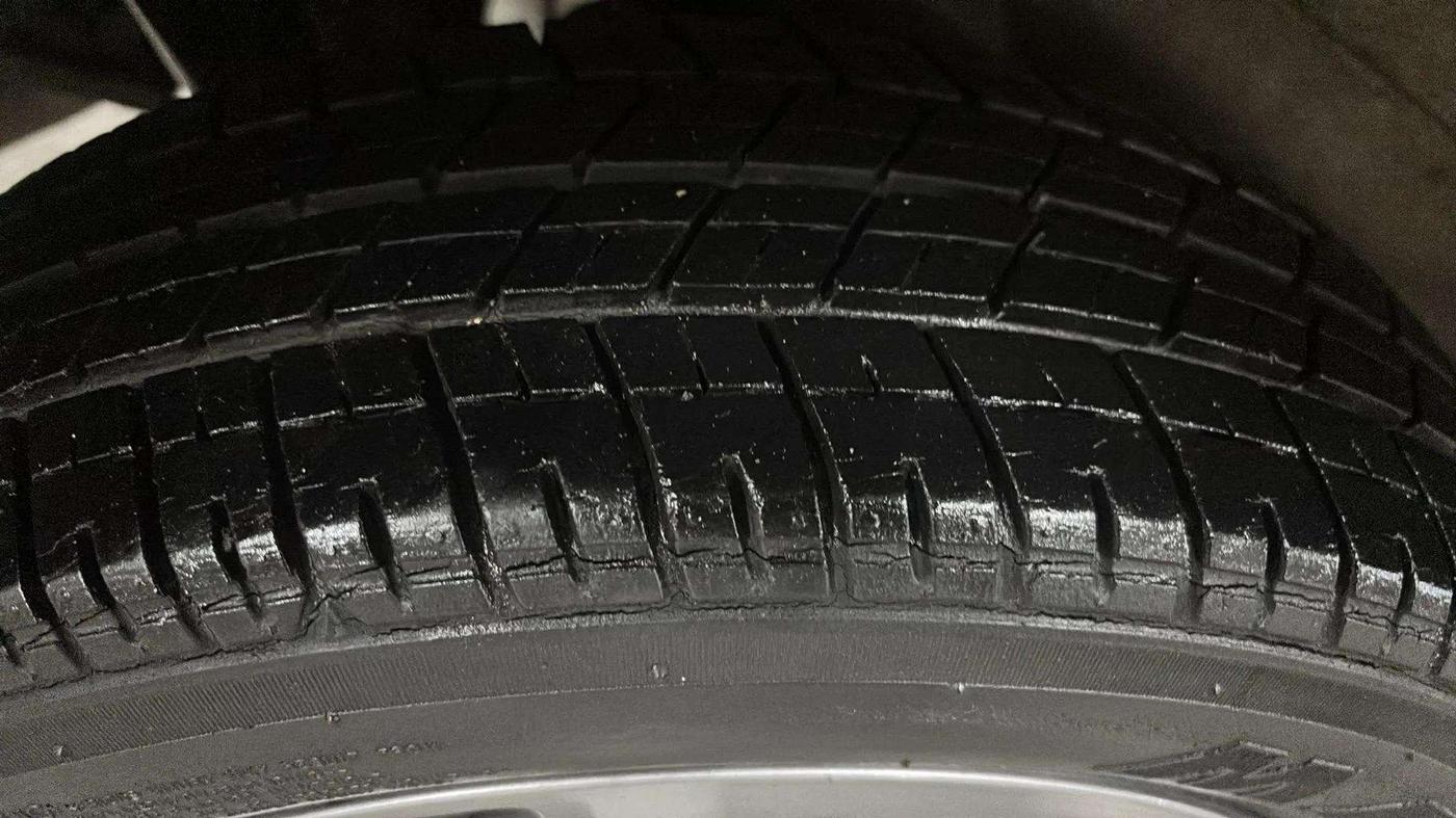 2017 Maruti Wagon R 1.0 VXI + (O) AMT, Petrol, Automatic, 21,205 km, Right Rear Tyre Tread