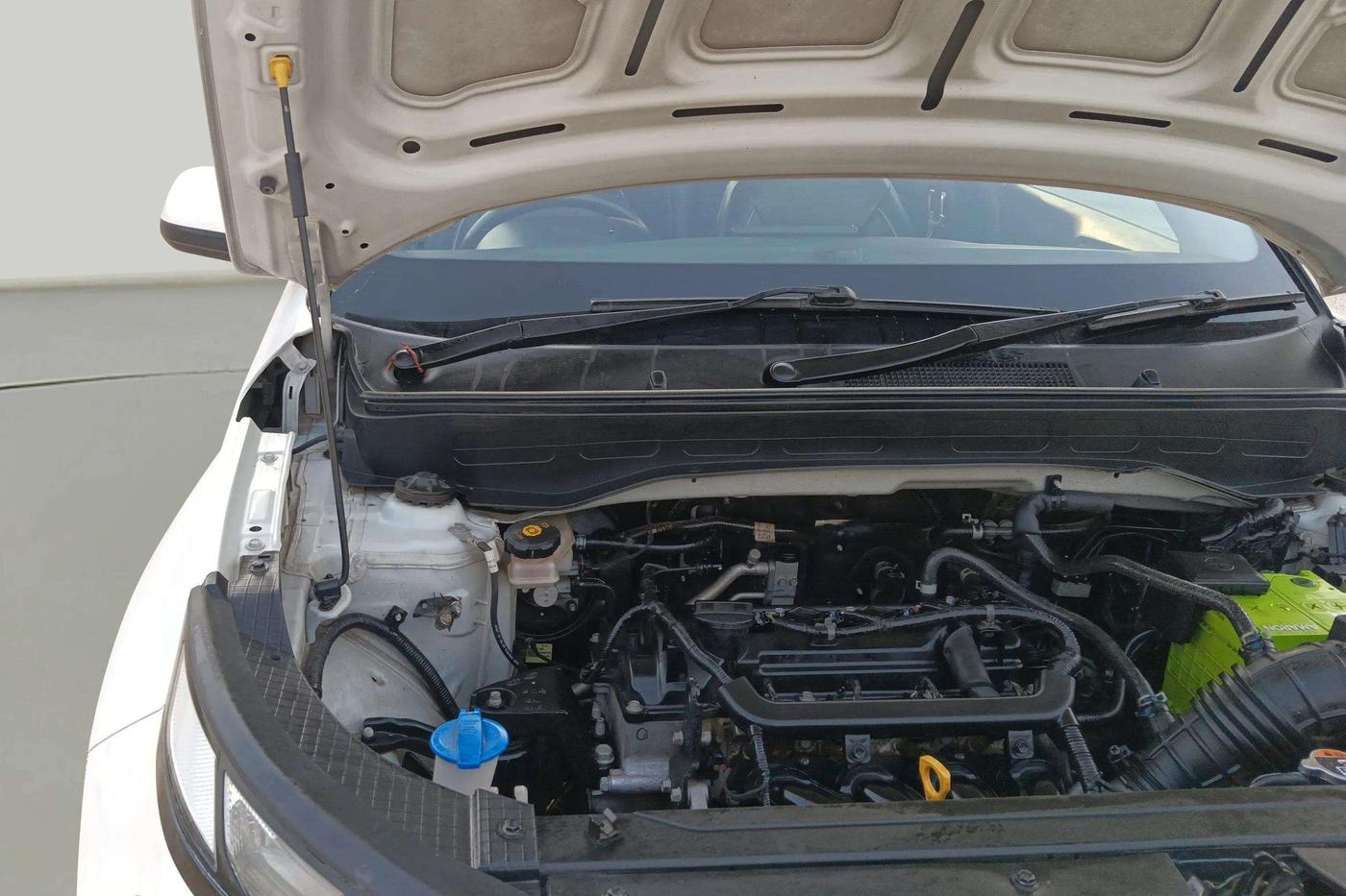 2023 Hyundai VENUE S 1.2, Petrol, Manual, 24,426 km, Engine View - Right