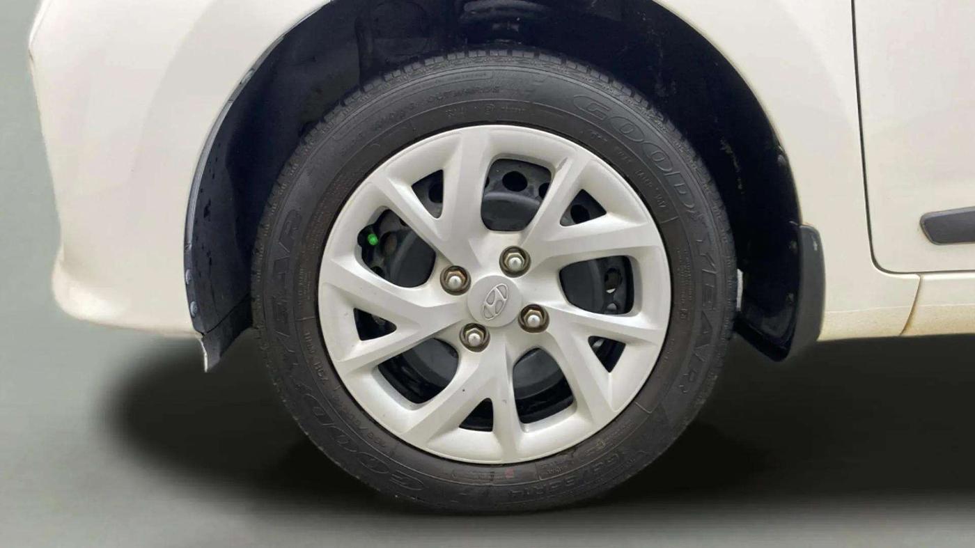 2017 Hyundai Grand i10 SPORTZ (O) 1.2 KAPPA VTVT, Petrol, Manual, 16,742 km, Left Front Wheel