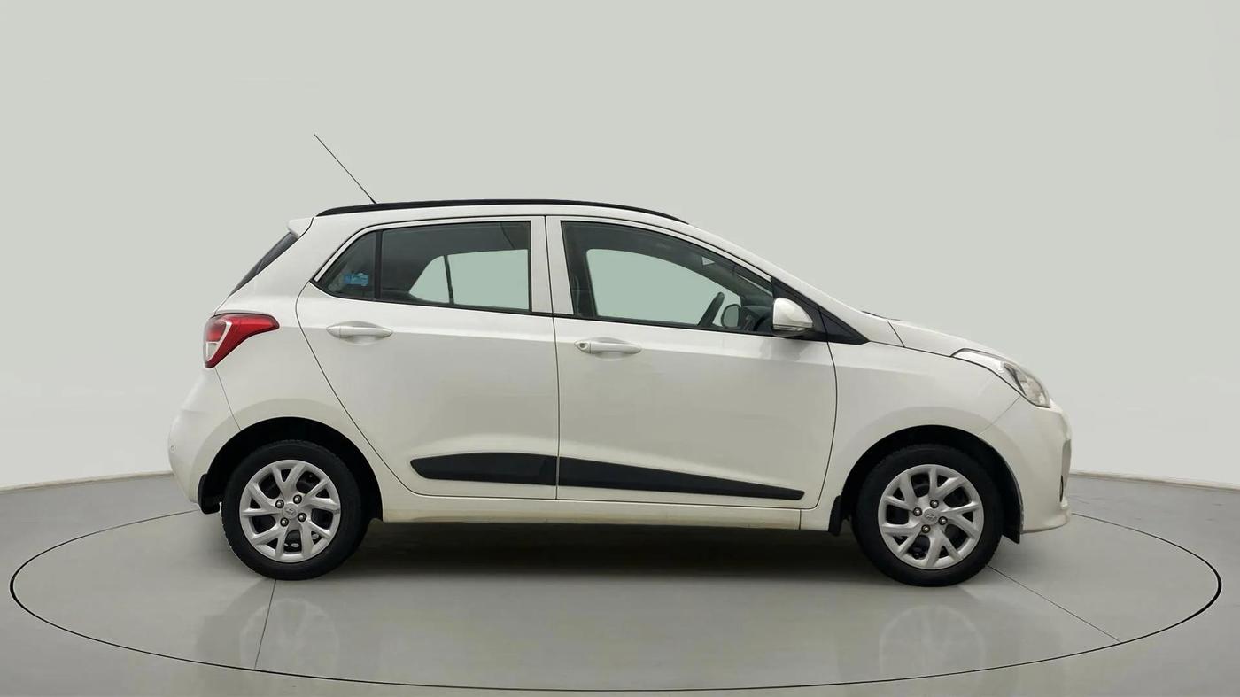 2017 Hyundai Grand i10 SPORTZ (O) 1.2 KAPPA VTVT, Petrol, Manual, 16,742 km, Right Side View