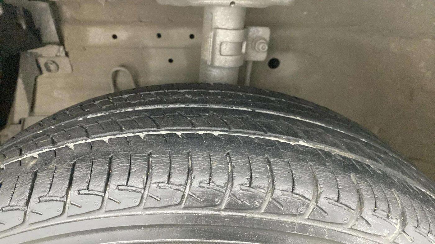2016 Maruti Swift VXI, Petrol, Manual, 59,142 km, Left Front Tyre Tread