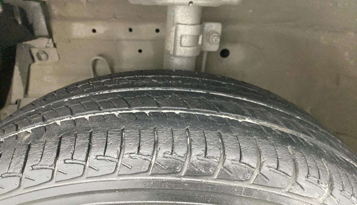 2016 Maruti Swift VXI, Petrol, Manual, 59,142 km, Left Front Tyre Tread