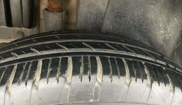2016 Maruti Swift VXI, Petrol, Manual, 59,142 km, Right Rear Tyre Tread