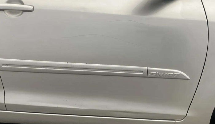 2016 Maruti Swift VXI, Petrol, Manual, 59,142 km, Driver-side door - Minor scratches