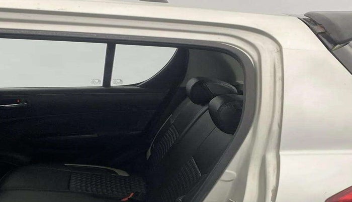 2016 Maruti Swift VXI, Petrol, Manual, 59,142 km, Left C pillar - Paint is slightly faded