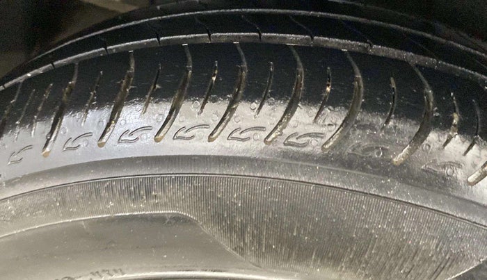 2018 Maruti Ciaz DELTA AT 1.5 SHVS PETROL, Petrol, Automatic, 46,433 km, Right Front Tyre Tread