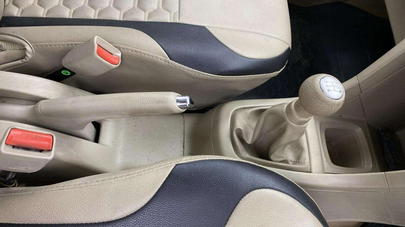 2016 Maruti Swift Dzire ZXI, Petrol, Manual, 74,069 km, Gear Lever