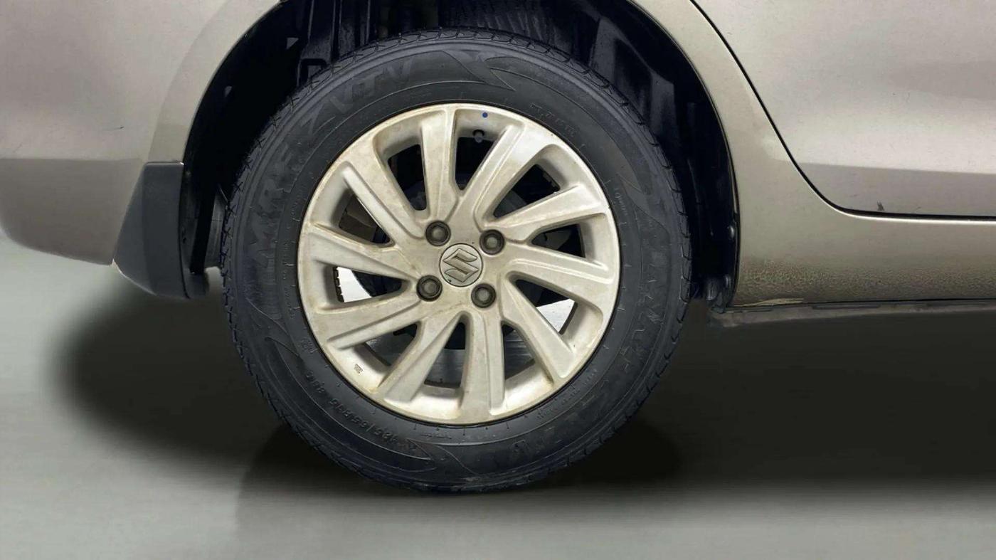 2016 Maruti Swift Dzire ZXI, Petrol, Manual, 74,069 km, Right Rear Wheel