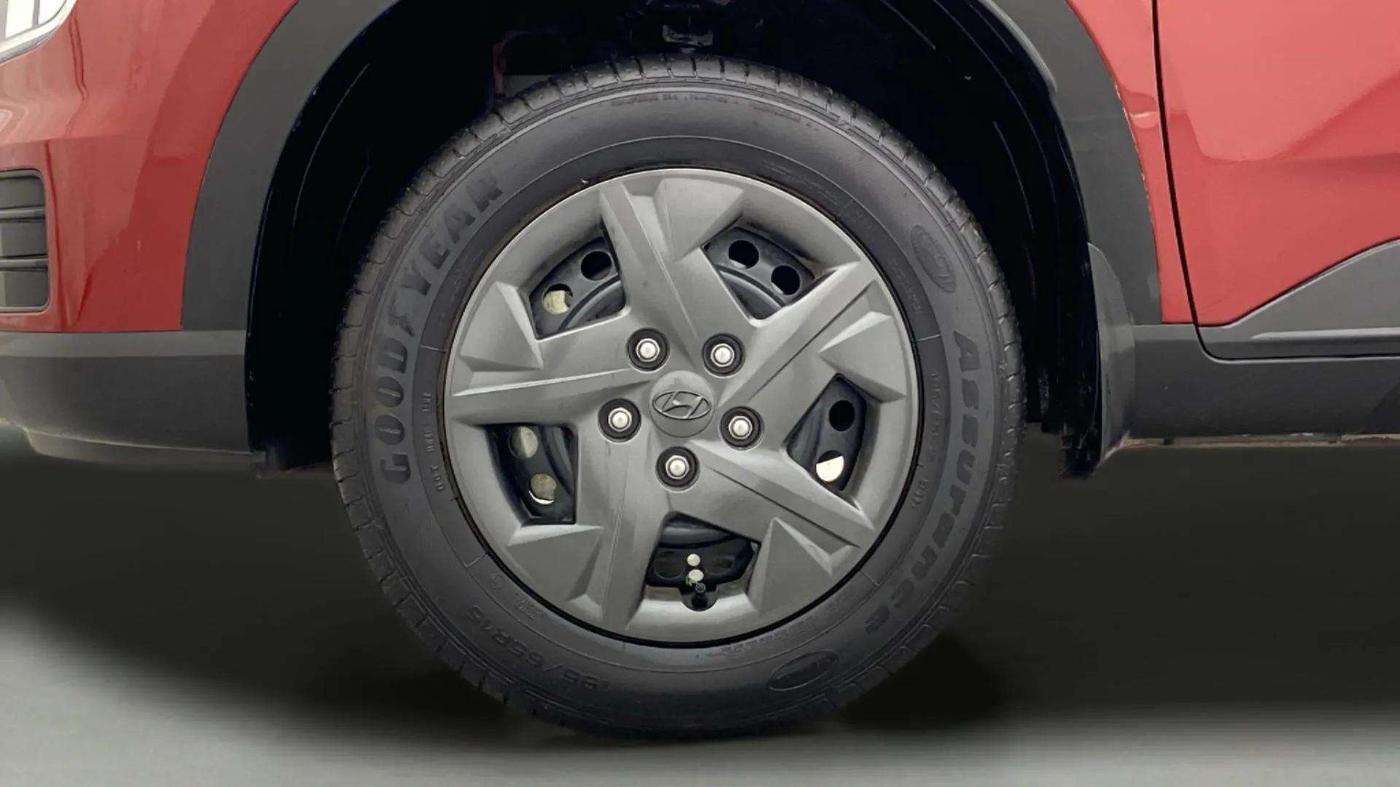2024 Hyundai VENUE E 1.2, Petrol, Manual, 6,999 km, Left Front Wheel