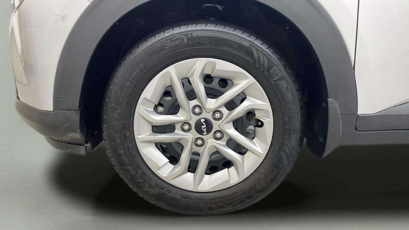 2023 KIA CARENS  PREMIUM 1.5 TURBO PETROL IMT 7 STR, Petrol, Manual, 7,942 km, Left Front Wheel