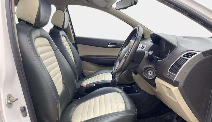 2014 Hyundai i20 SPORTZ 1.2, Petrol, Manual, 69,928 km, Right Side Front Door Cabin