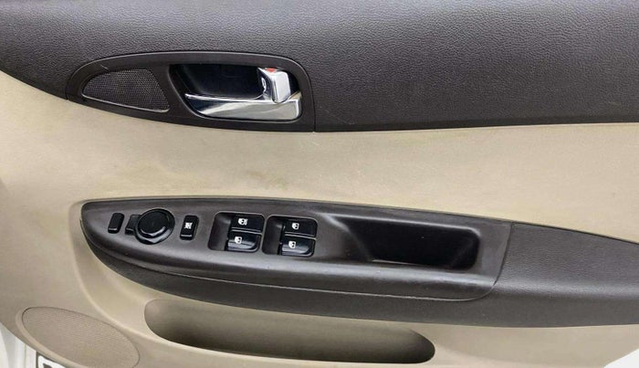 2014 Hyundai i20 SPORTZ 1.2, Petrol, Manual, 69,928 km, Driver Side Door Panels Control