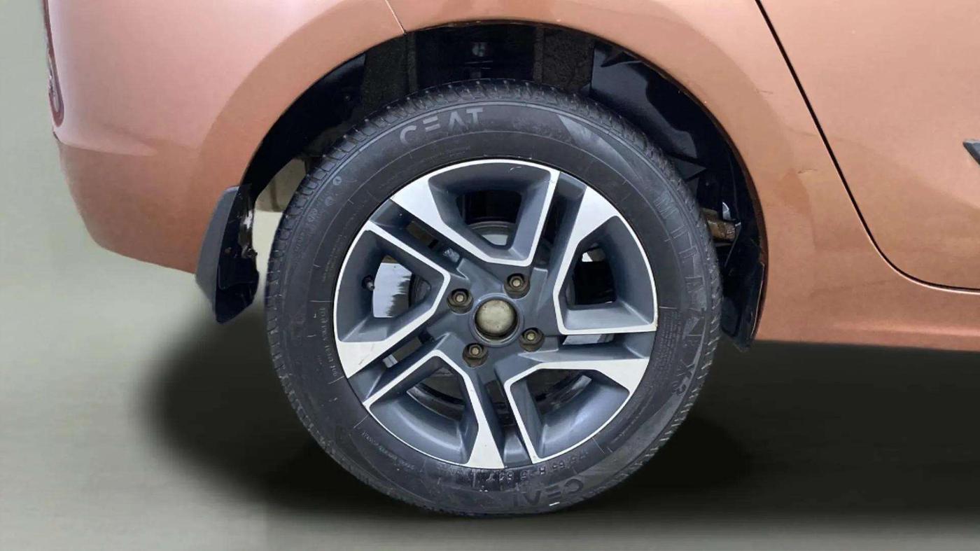 2018 Tata TIGOR XZ PETROL, Petrol, Manual, 65,915 km, Right Rear Wheel