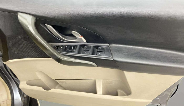 2017 Mahindra XUV500 W6, Diesel, Manual, 91,132 km, Driver Side Door Panels Control