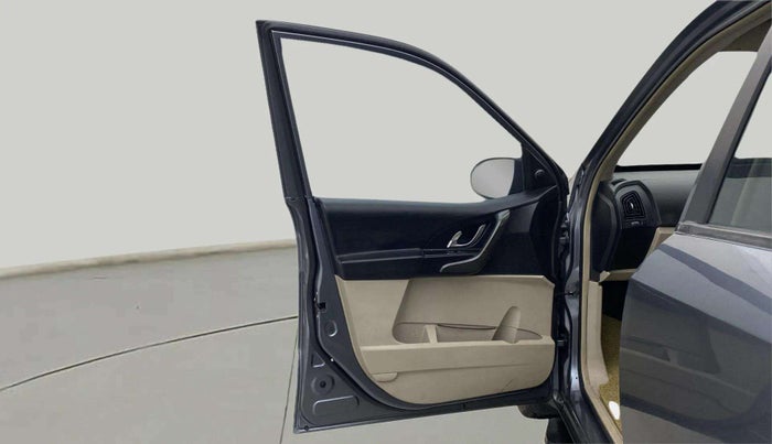 2017 Mahindra XUV500 W6, Diesel, Manual, 91,132 km, LHS Front Door