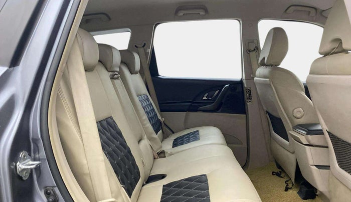 2017 Mahindra XUV500 W6, Diesel, Manual, 91,132 km, Right Side Rear Door Cabin
