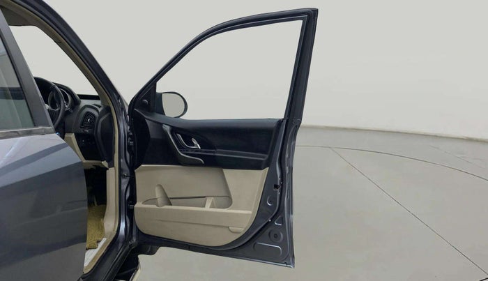2017 Mahindra XUV500 W6, Diesel, Manual, 91,132 km, RHS Front Door