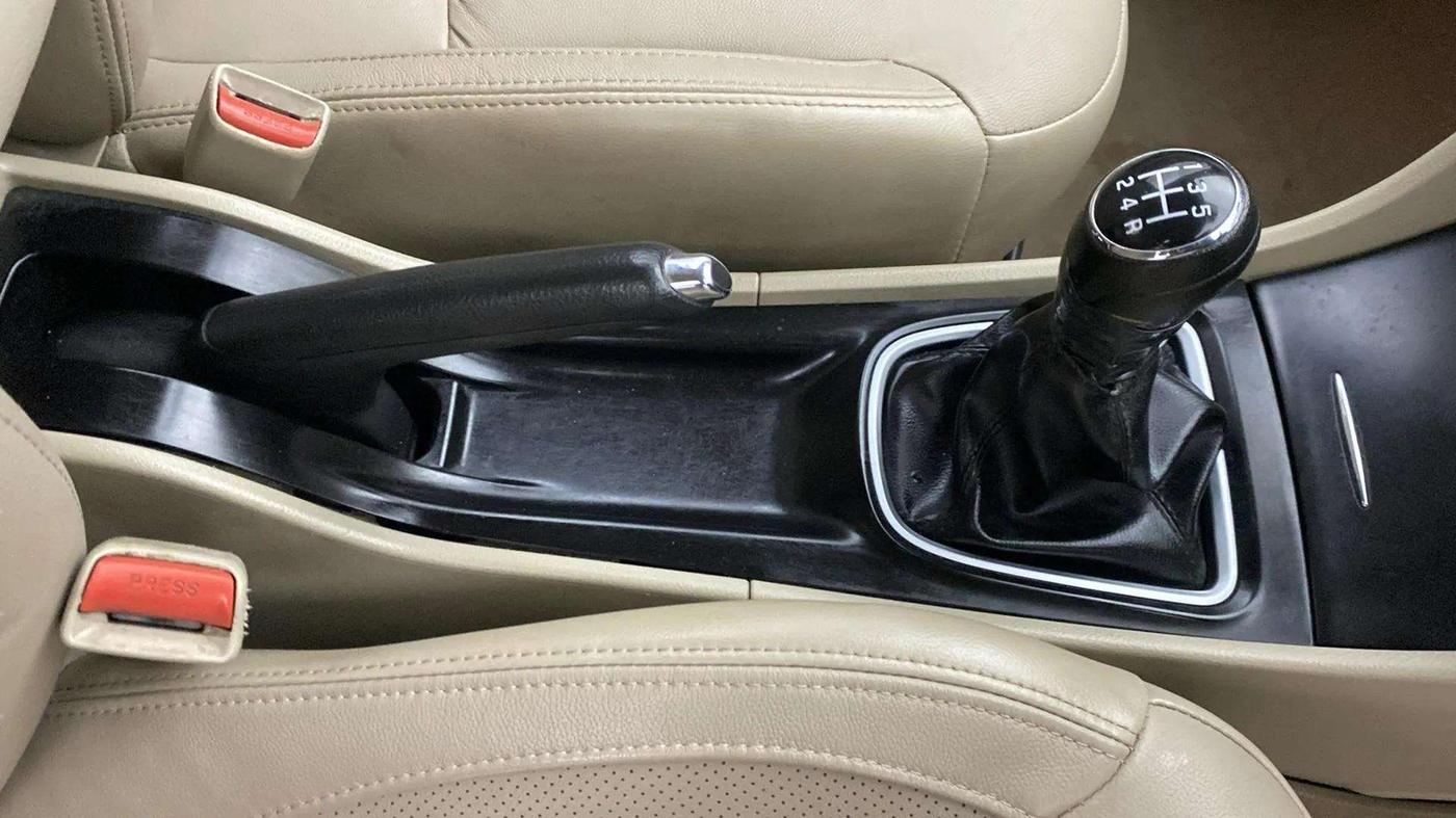 2016 Maruti Ciaz ZXI+, Petrol, Manual, 68,155 km, Gear Lever